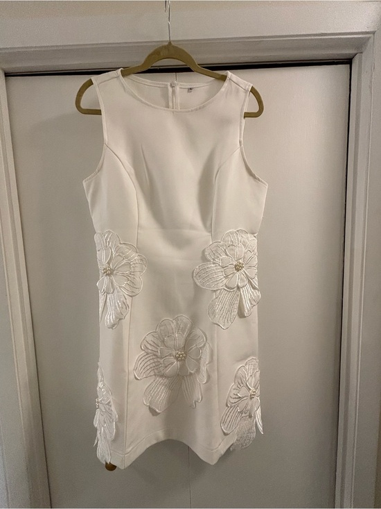 Dresses & Skirts - Sleeveless White Floral Appliqué Sheath Dress